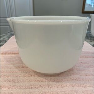 SET OF 2 VINTAGE GLASBAKE FOR SUNBEAM MILK GLASS BATTER BOWLS WITH SPOUTS